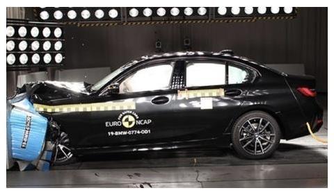 宝马摩托车全新专利，溃缩区让骑士更安全