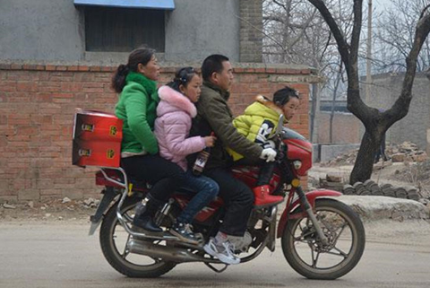 农村出行“怪现象”，家家有车不常开，骑个“小破电驴”满街跑？