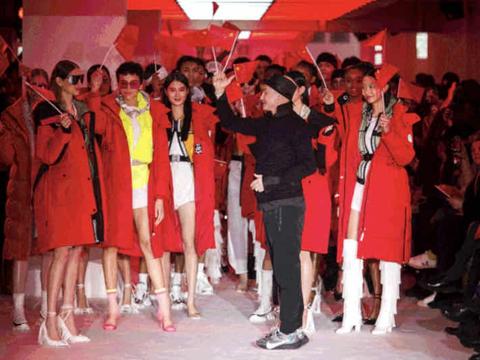 中国品牌亮相时装周，向抗疫一线捐赠3亿羽绒服后，再为祖国加油