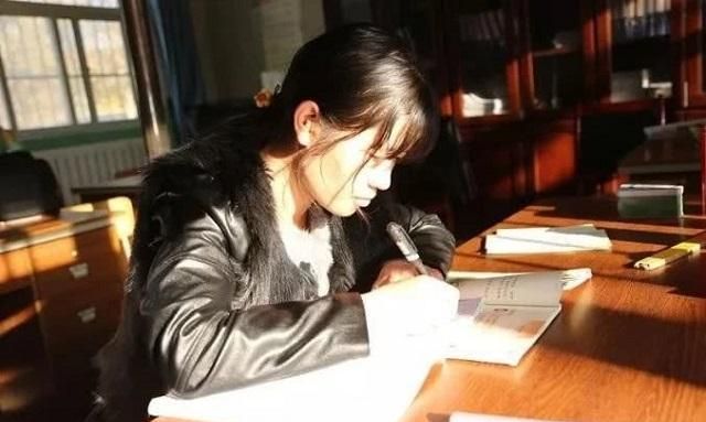 她是代课教师,写的作业评语像印刷体