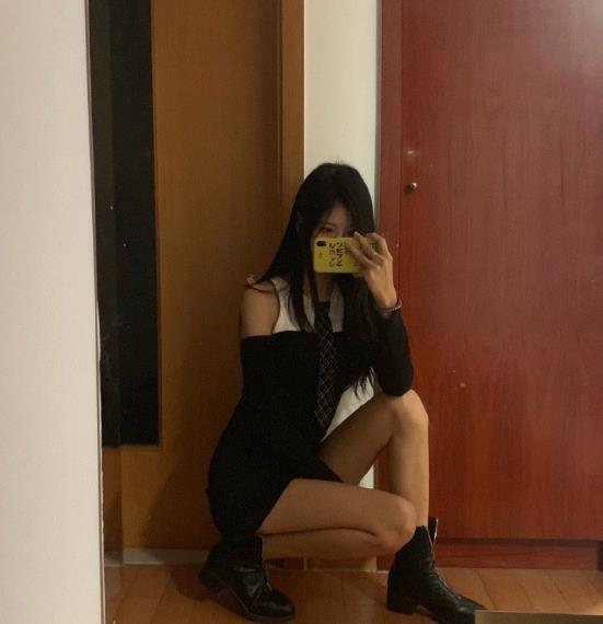 时隔5年LPL女解说再登《男人装》?这咬嘴唇太美了!