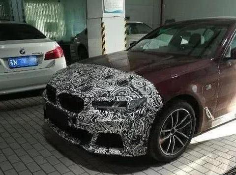 新款宝马5系实车现身，升级大灯及中控屏，奥迪A6L准备好了吗？