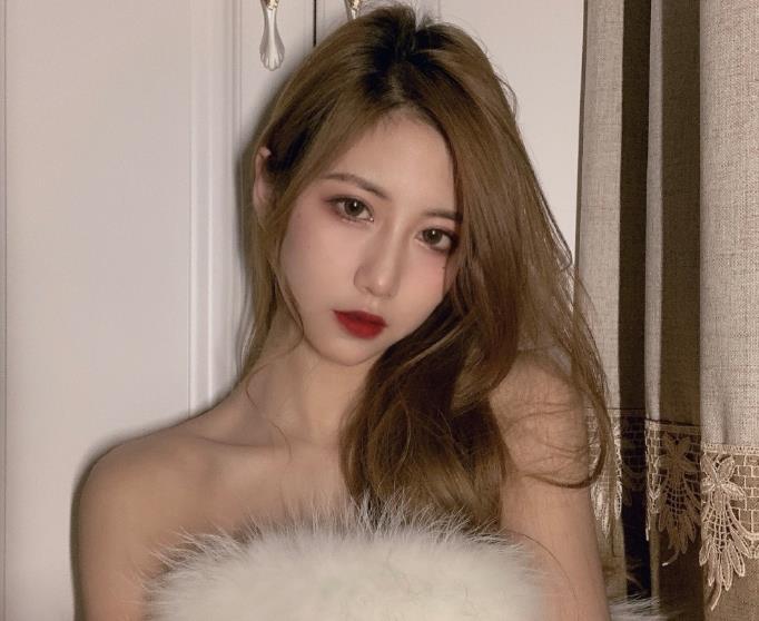 时隔5年LPL女解说再登《男人装》?这咬嘴唇太美了!