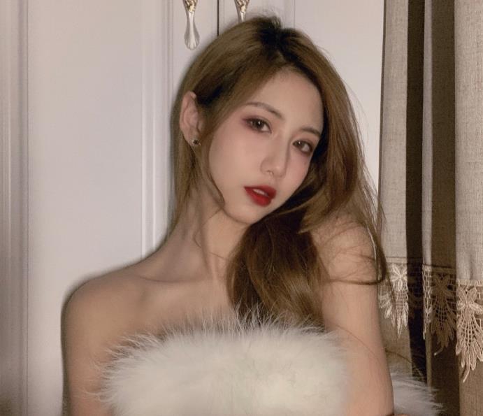 时隔5年LPL女解说再登《男人装》?这咬嘴唇太美了!