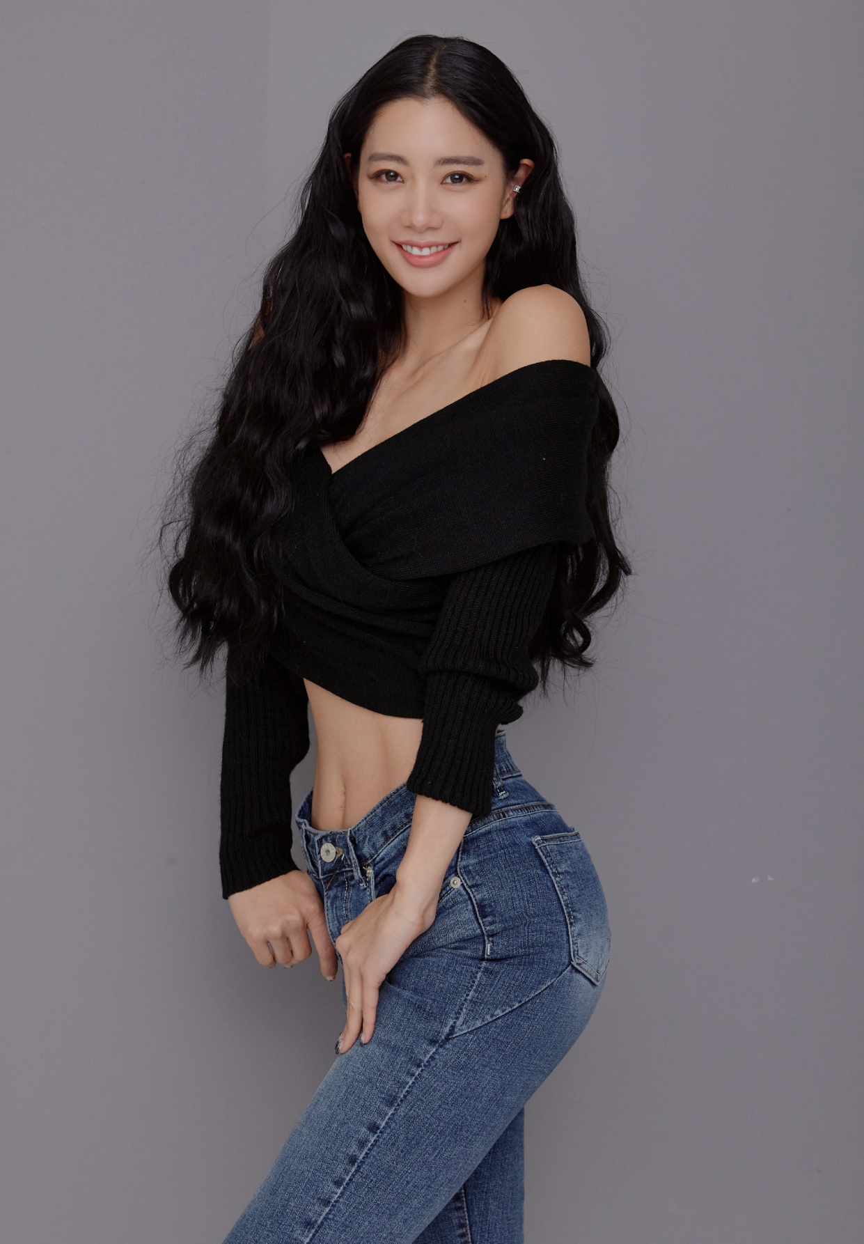 克拉拉真是人间尤物,运动背心都能穿出3D身材,蜂腰翘臀太美艳