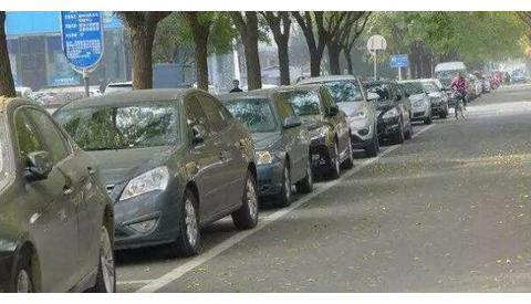 为了爱车不被暴晒，将车停在树荫下，殊不知新车就快毁在你手里！