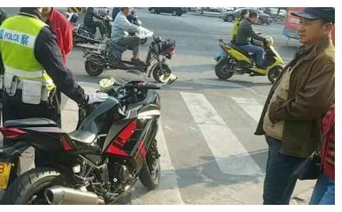 电动车不能骑，摩托车也被禁，老百姓：为啥不禁汽车？