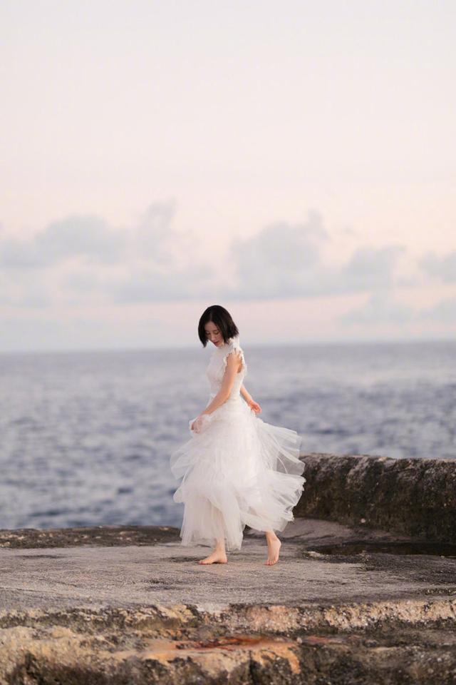 舒畅一身白裙漫步于海边,海风将她的头发吹得迎风飞舞