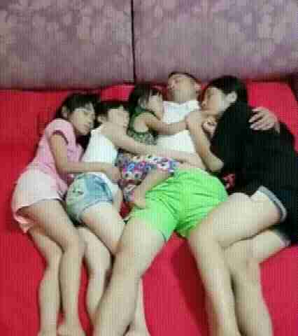 爸爸与仨女儿床上嬉闹，越界行为有多可怕，网友：溺爱过度了