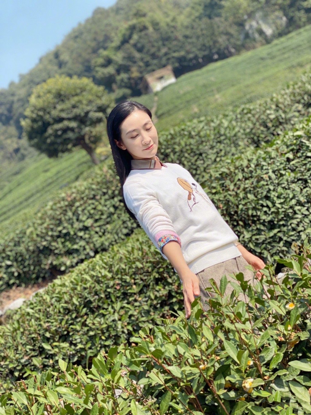 安陵容陶昕然身材真丰满,穿露背裙秀凹凸感,“括号臀”太招摇