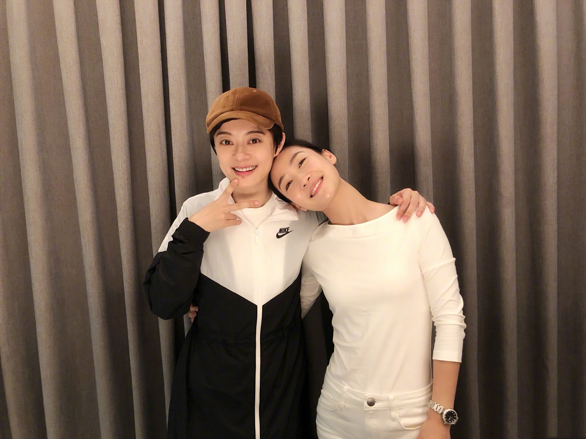 安陵容陶昕然身材真丰满,穿露背裙秀凹凸感,“括号臀”太招摇
