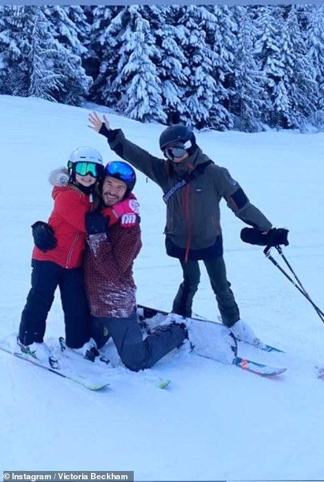 有钱人的生活！小贝夫妇与家人滑雪，山顶上享用美食真惬意