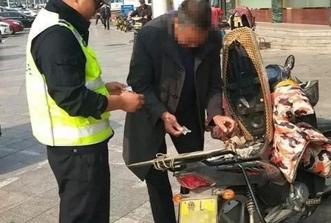 电动车和摩托车都被限制，老百姓咋接小孩上学？专家：这是小事