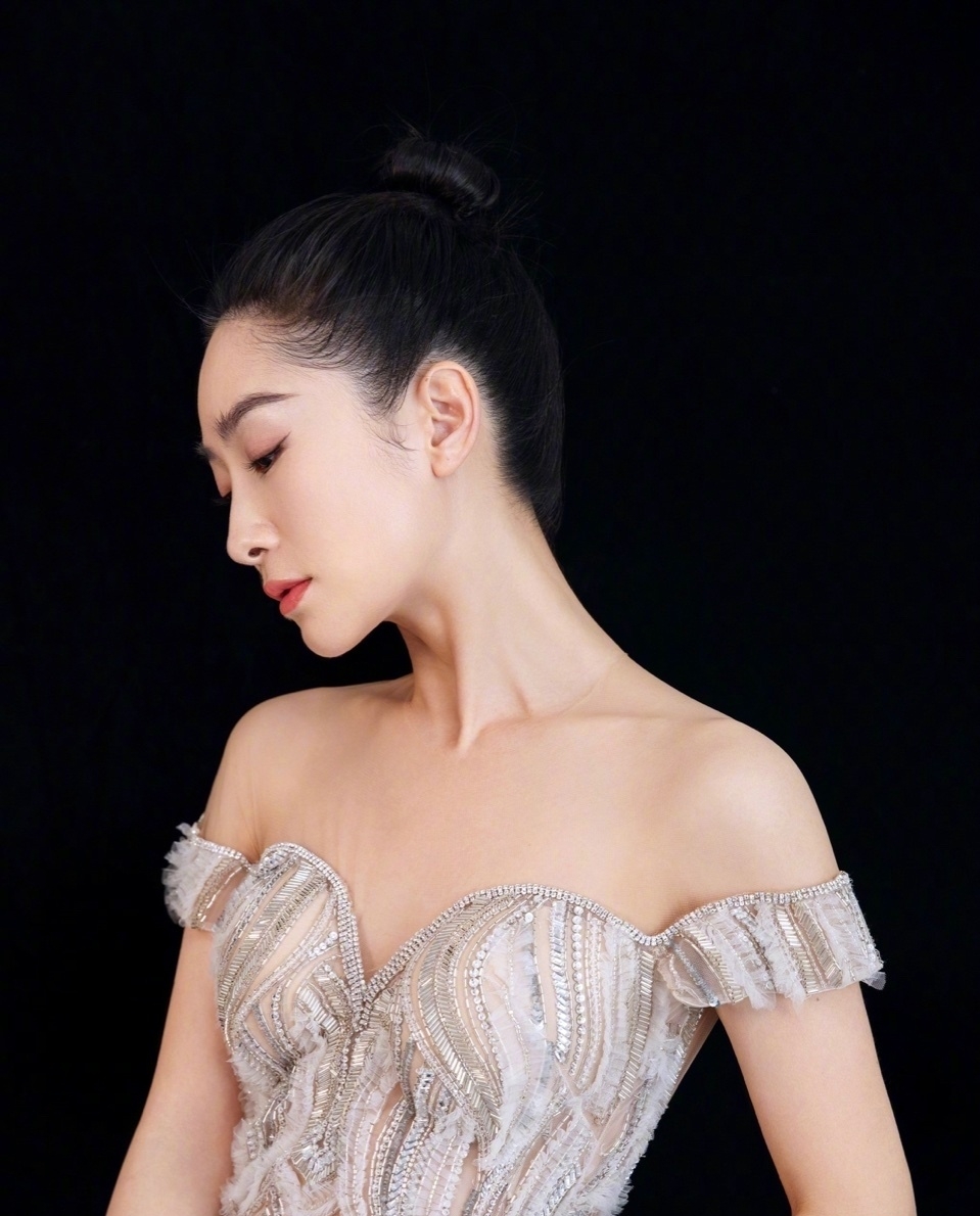 安陵容陶昕然身材真丰满,穿露背裙秀凹凸感,“括号臀”太招摇
