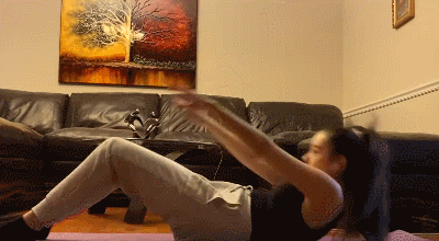 女生精益求精,每天做100个仰卧起坐,1个月后的身材,让人羡慕