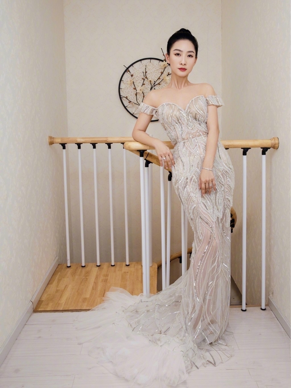 安陵容陶昕然身材真丰满,穿露背裙秀凹凸感,“括号臀”太招摇