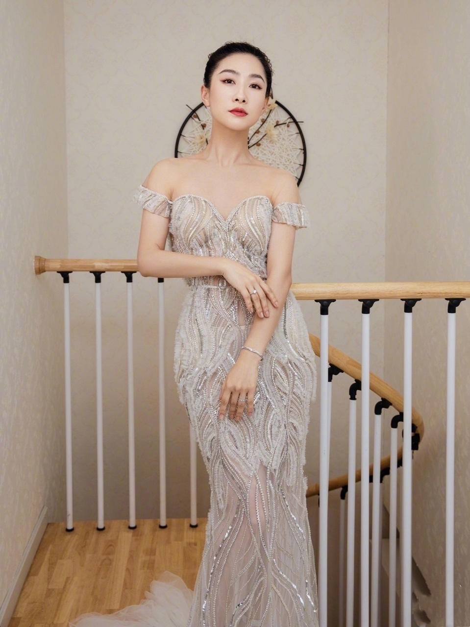 安陵容陶昕然身材真丰满,穿露背裙秀凹凸感,“括号臀”太招摇