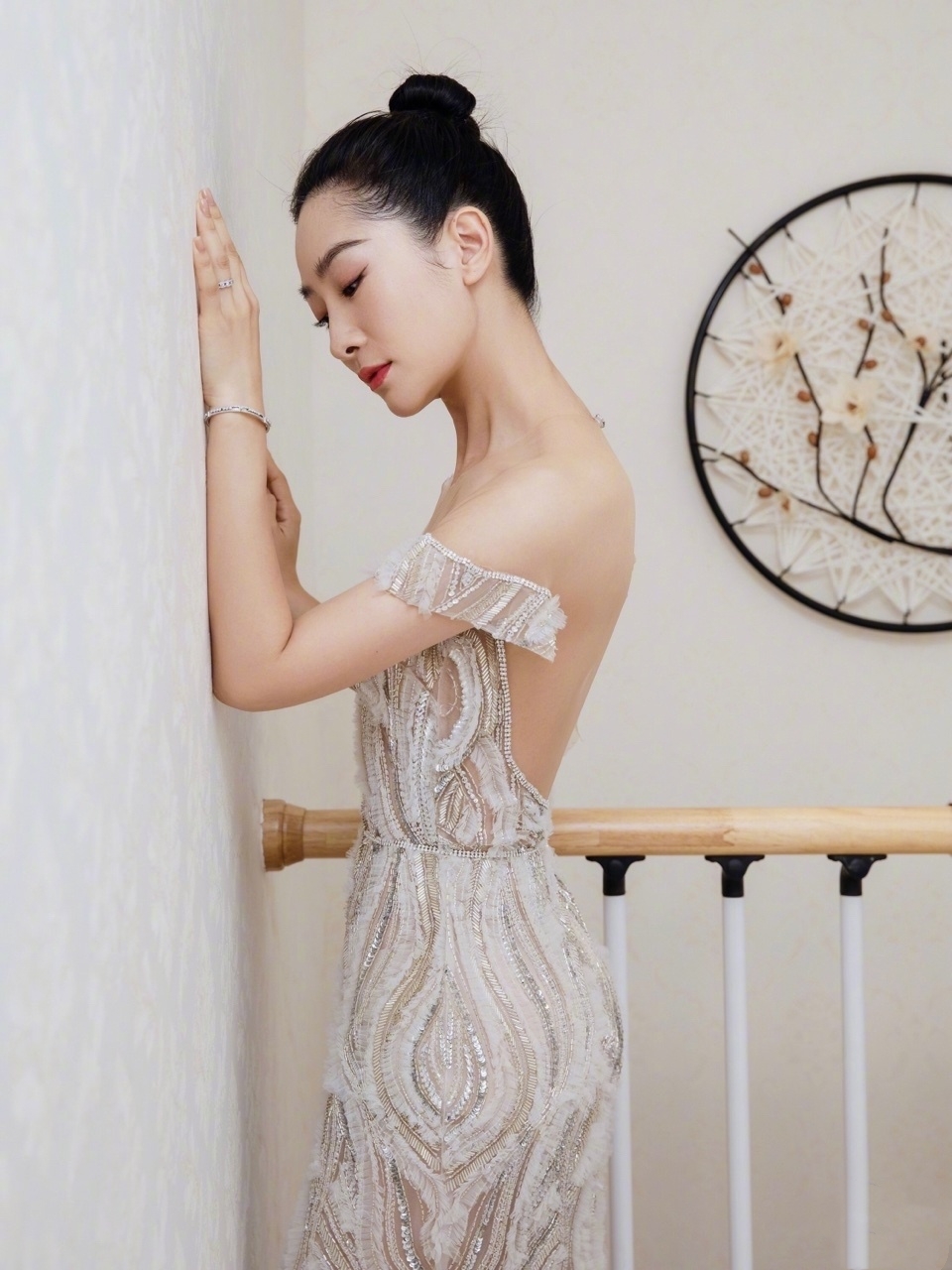 安陵容陶昕然身材真丰满,穿露背裙秀凹凸感,“括号臀”太招摇