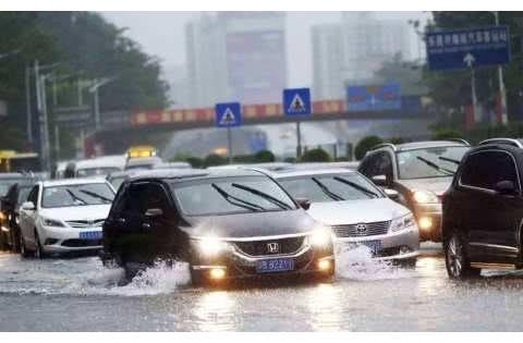 汽车泡在水里，老司机却不愿意挪车？定损员：这是高手