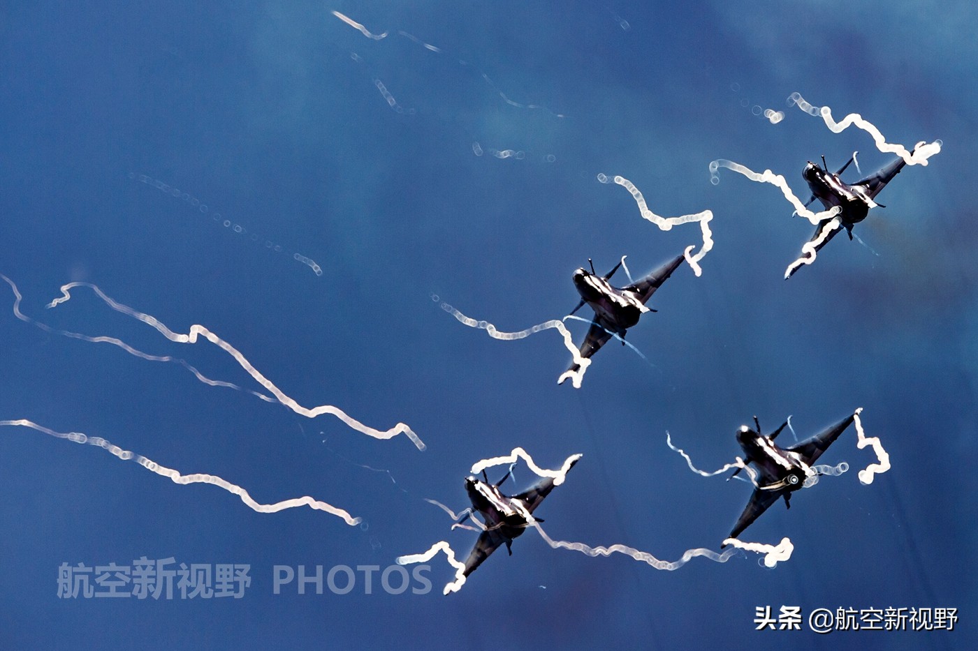 实拍八一飞行表演队,歼-10战机组团酷炫飞行,珠海航展的明星
