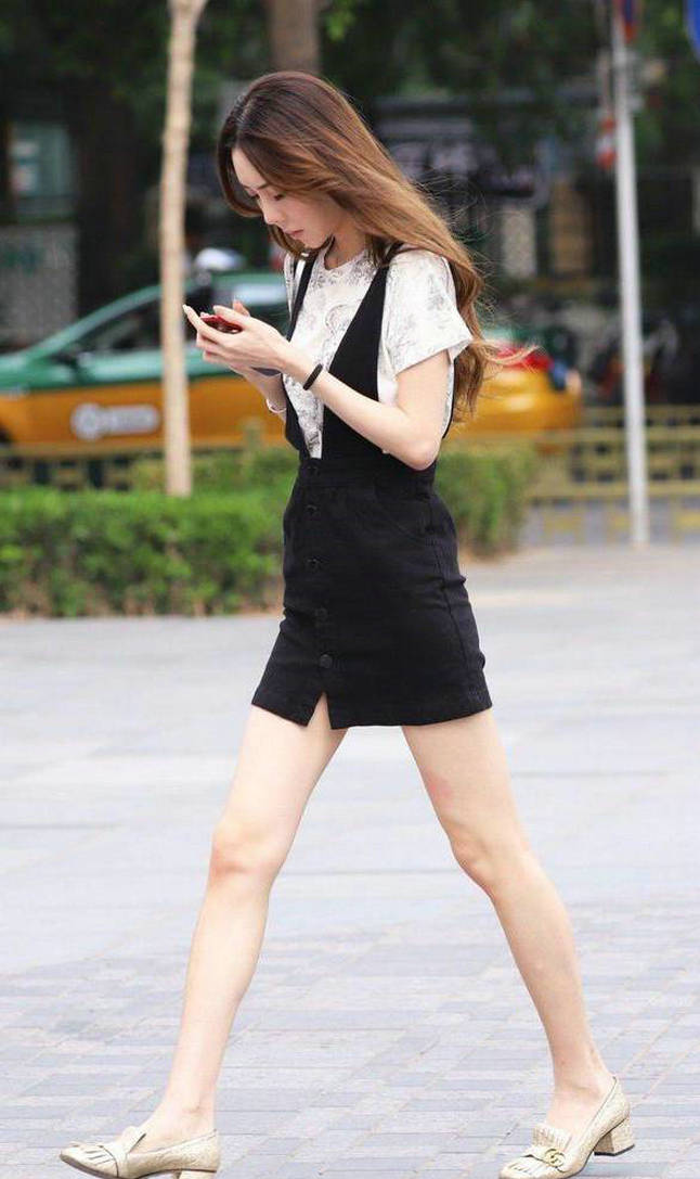 美女穿银色的高跟鞋，凸显出高贵与知性的气息