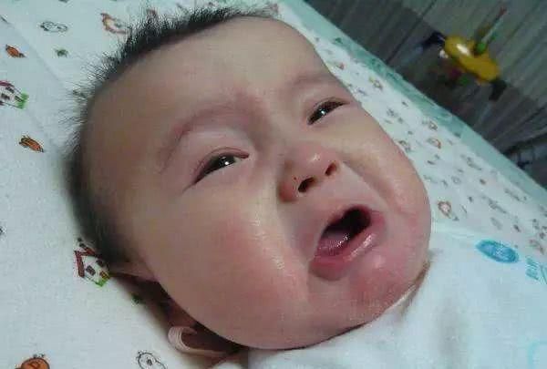 宝宝皮肤经常发红又瘙痒?十有八九是干性湿疹,妈妈应该这样做