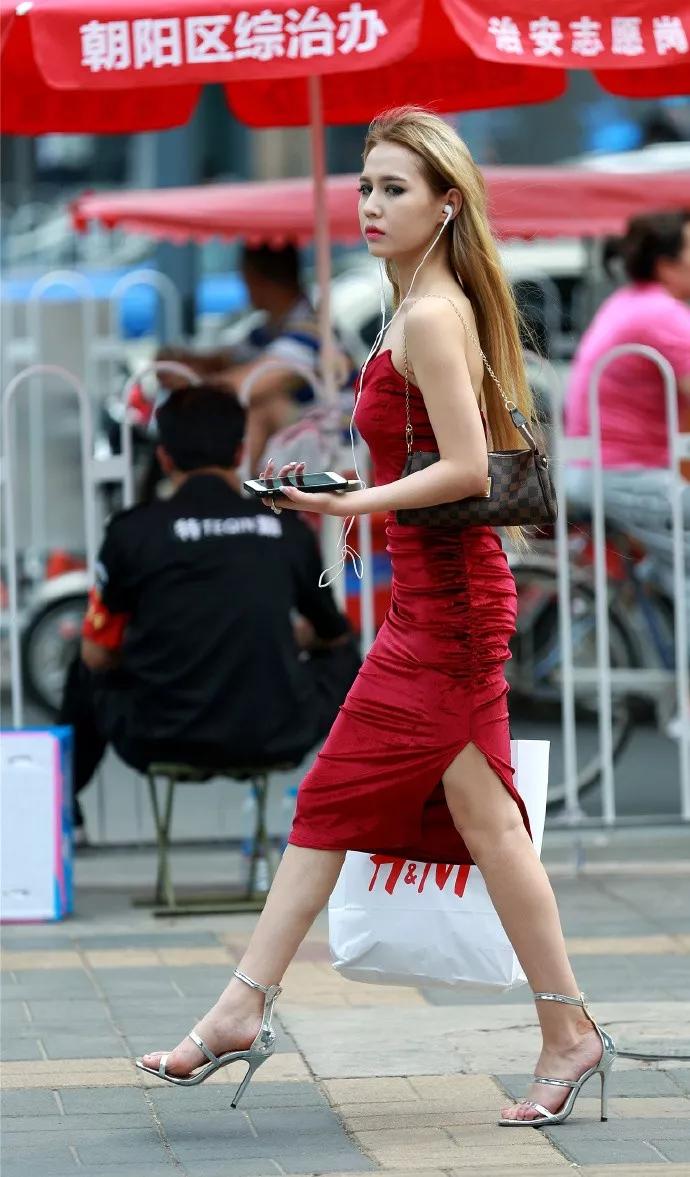 美女穿银色的高跟鞋，凸显出高贵与知性的气息