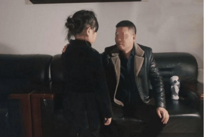 13岁少女书包翻出避孕药，母亲愤怒，女儿脱下鞋后，母亲泪流不止