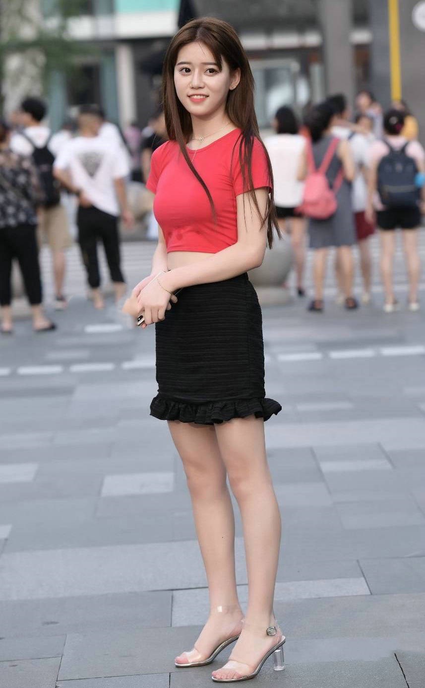 美女穿银色的高跟鞋，凸显出高贵与知性的气息