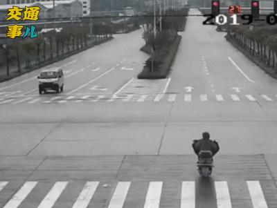 不守规矩骑车看着都疼，转给骑电动车的看看！