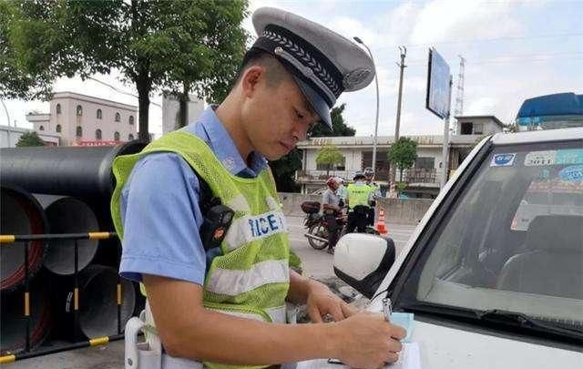 七旬老人开车被查,掏出与众不同的驾驶证,交警:注意安全
