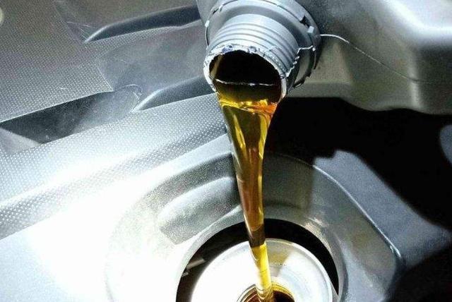 保养汽车别傻傻就是换机油！记得勤保养这4处，3年后还是新车