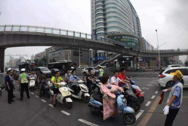 电动车安装挡风被被查，交警当场拆除，车主：这还怎么出门？