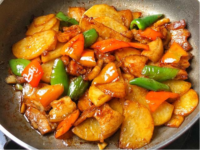 干锅土豆片很多人一直做错,厨师长:掌握几个诀窍,比吃肉还香
