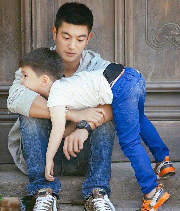 拼“干爹”从小开始,看到这些萌娃的干爹,网友:仿佛输在起跑线