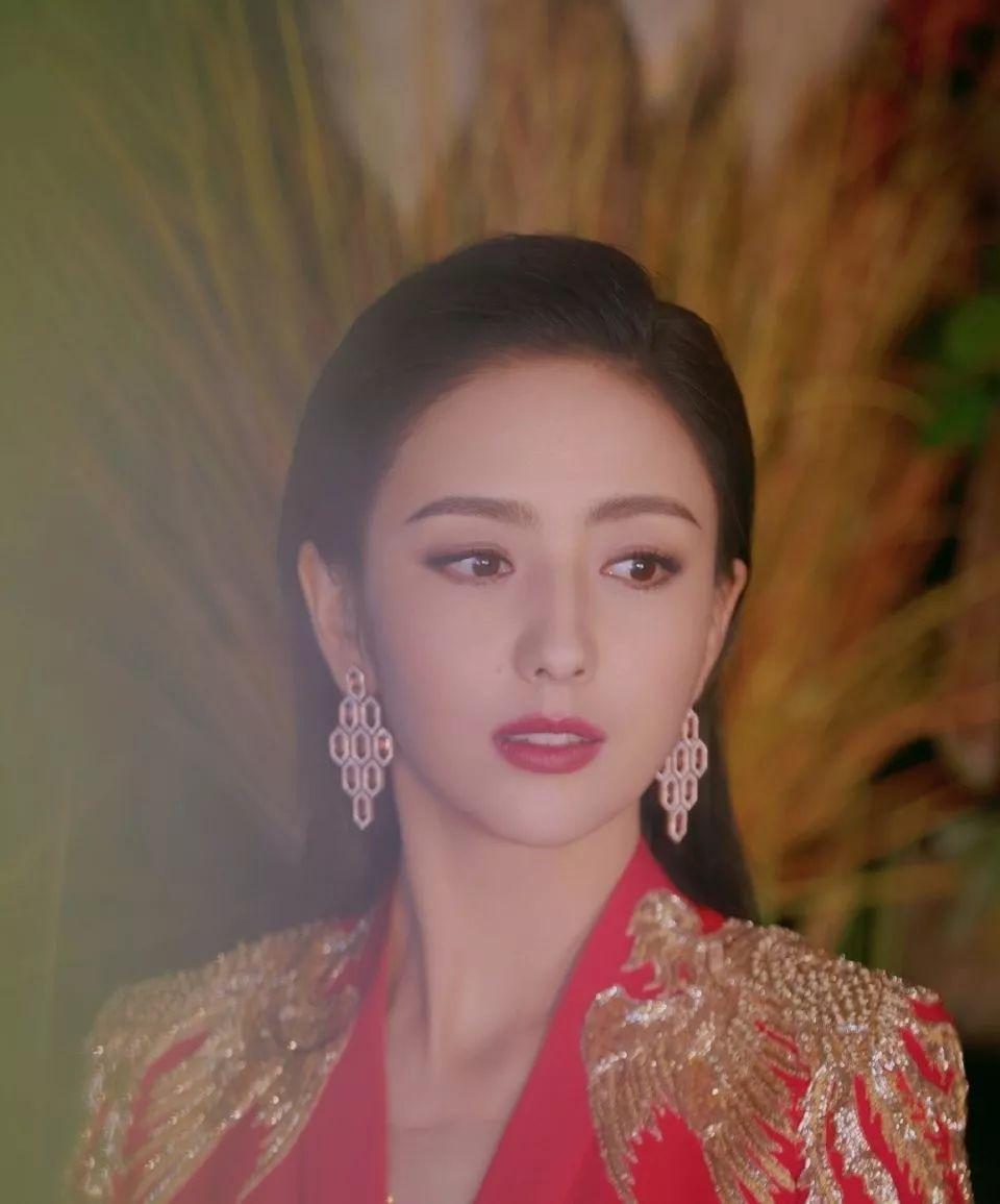 37岁佟丽娅演20出头职场傻白甜?主角光环黯淡!被配角陈数碾压?
