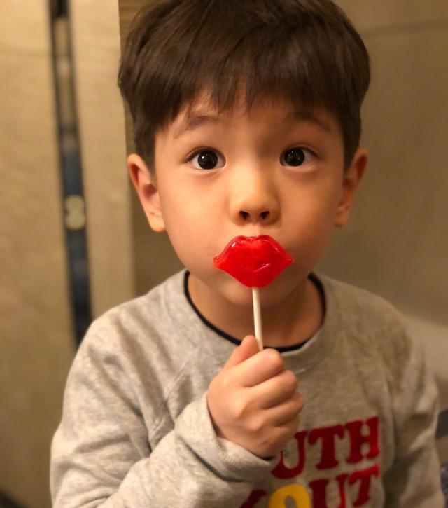 拼“干爹”从小开始,看到这些萌娃的干爹,网友:仿佛输在起跑线