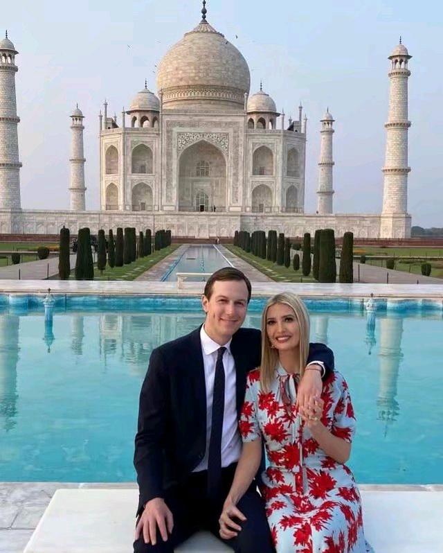 美国第一女儿伊万卡特朗普和丈夫泰姬陵前合影，一席长裙美如风景