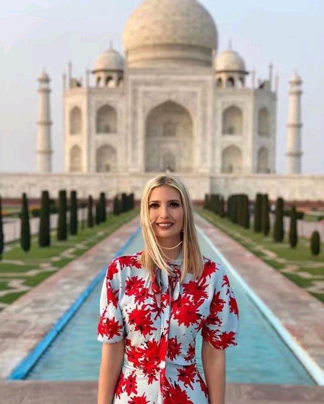 美国第一女儿伊万卡特朗普和丈夫泰姬陵前合影，一席长裙美如风景
