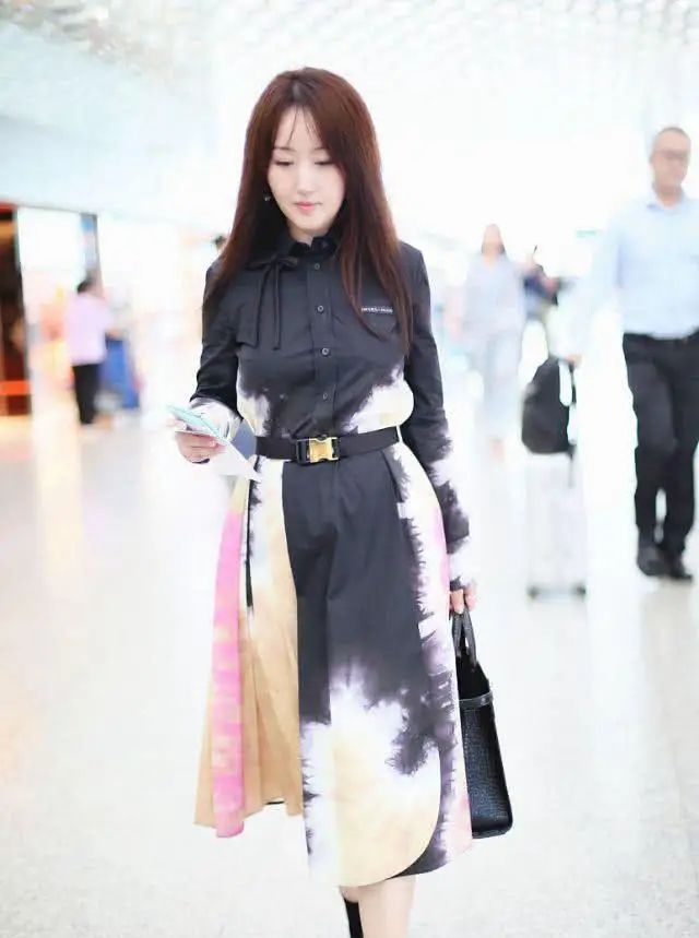 杨钰莹身高: 腿粗的女孩千万别这样穿,连杨钰莹也中招 腿粗的女孩千万别这样穿,连杨钰莹也中招
