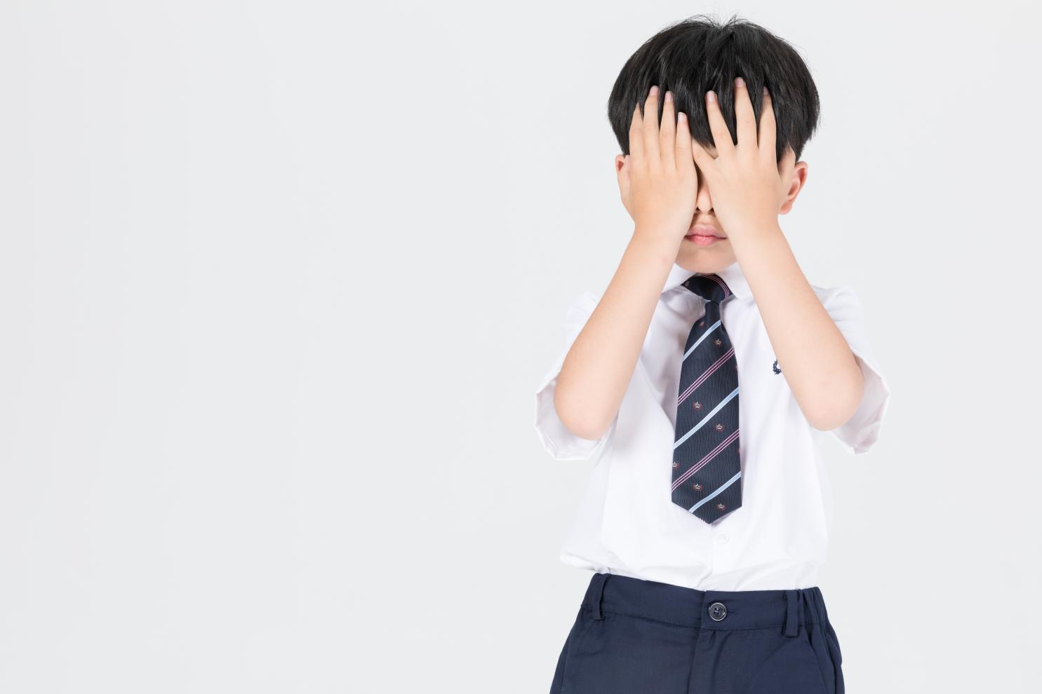 小孩眼睛老是眨眼的原因:1,结膜炎很多家长发现孩子眨眼睛,揉眼睛可能