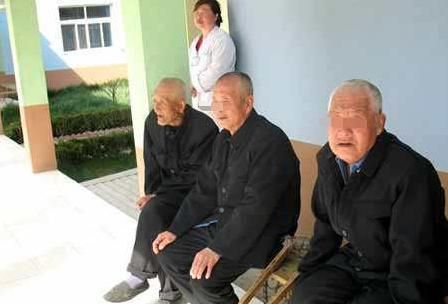 7旬老人被送养老院,一儿一女却无人养老,大女儿:谁拿钱谁养