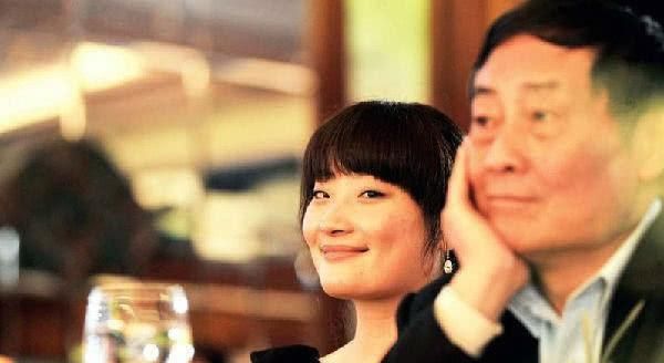 38岁“老姑娘”继承千亿商业帝国,豪车低调,仍旧单身