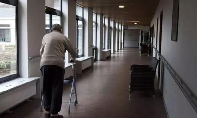 7旬老人被送养老院,一儿一女却无人养老,大女儿:谁拿钱谁养