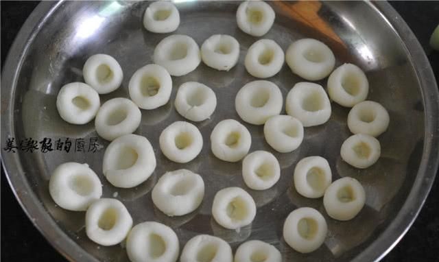 土豆窝窝全部做好,放在刷了油的盘子里备用.
