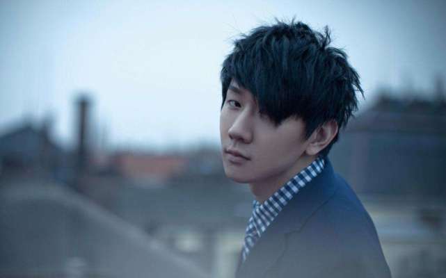 林俊杰开1800万豪车做保养，一身装扮十分亮眼，气质超群