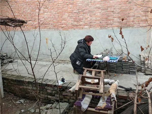 女子天天在墙角“蹭网”, 被人“偷拍”后火了!