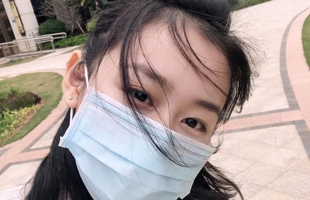 女孩复工后第一次化妆，为保护口罩仅画半张脸