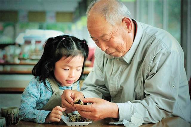 老人带的娃看起来总是有点“土”?别瞧不上,朴素是一种人生哲学