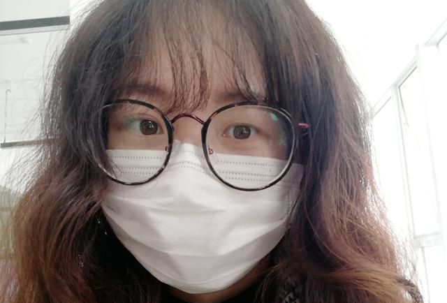女孩复工后第一次化妆，为保护口罩仅画半张脸